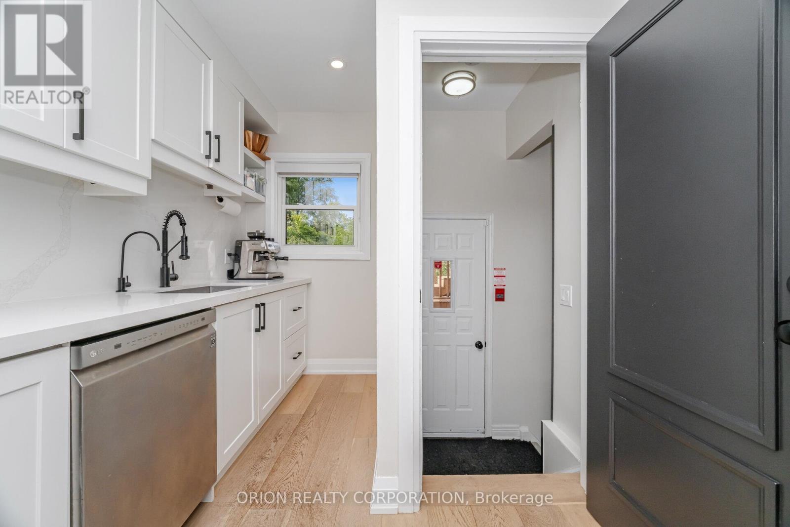 86 Park Street W, Mississauga, ON - Indoor Photo Showing Kitchen
