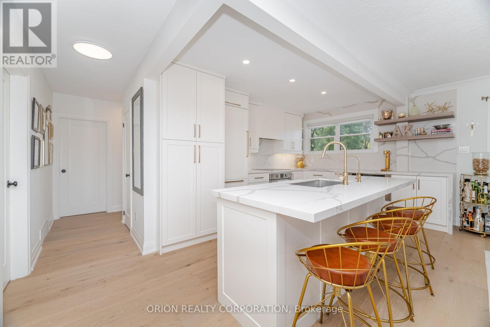 86 Park Street W, Mississauga, ON - Indoor Photo Showing Kitchen