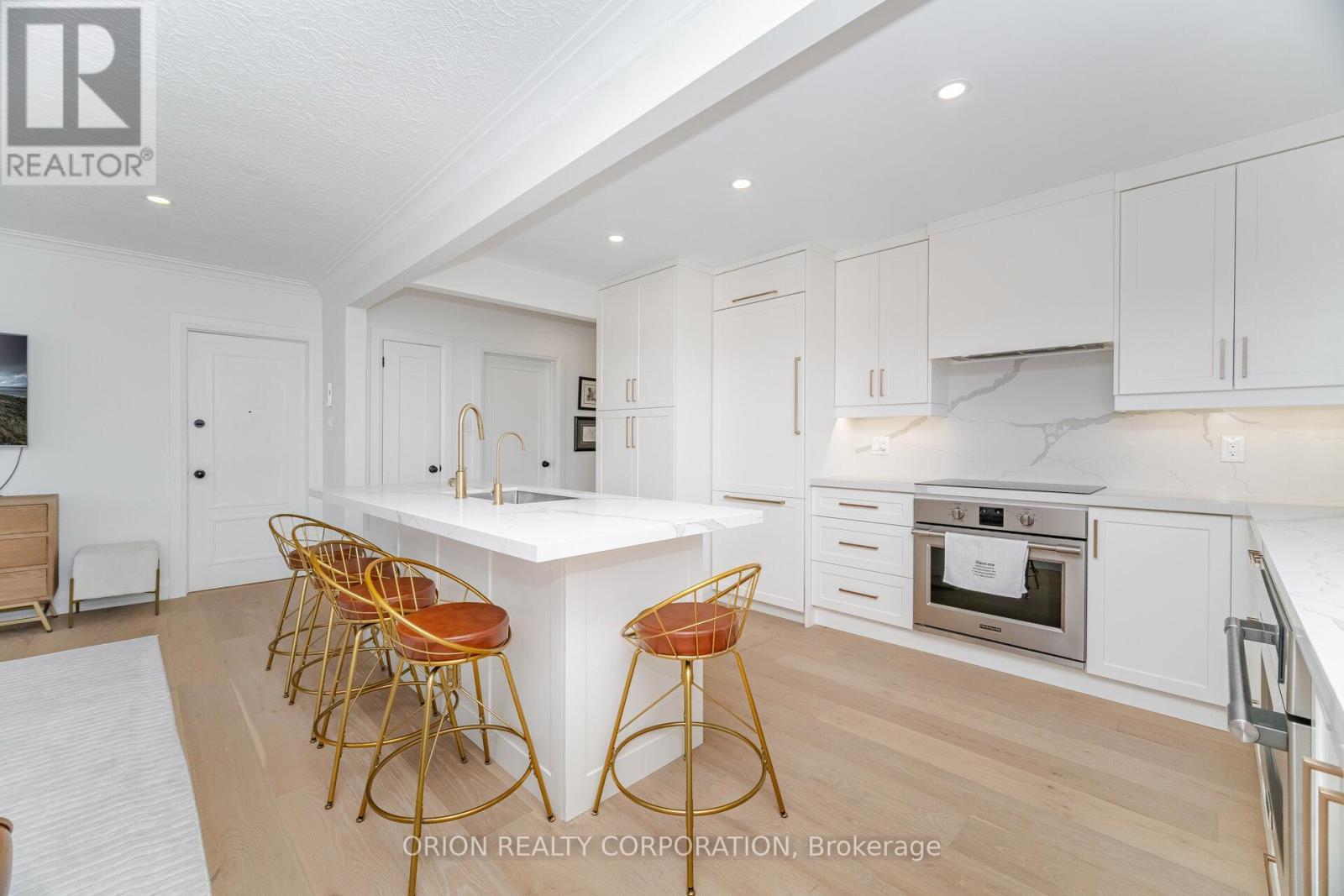 86 Park Street W, Mississauga, ON - Indoor Photo Showing Kitchen With Upgraded Kitchen