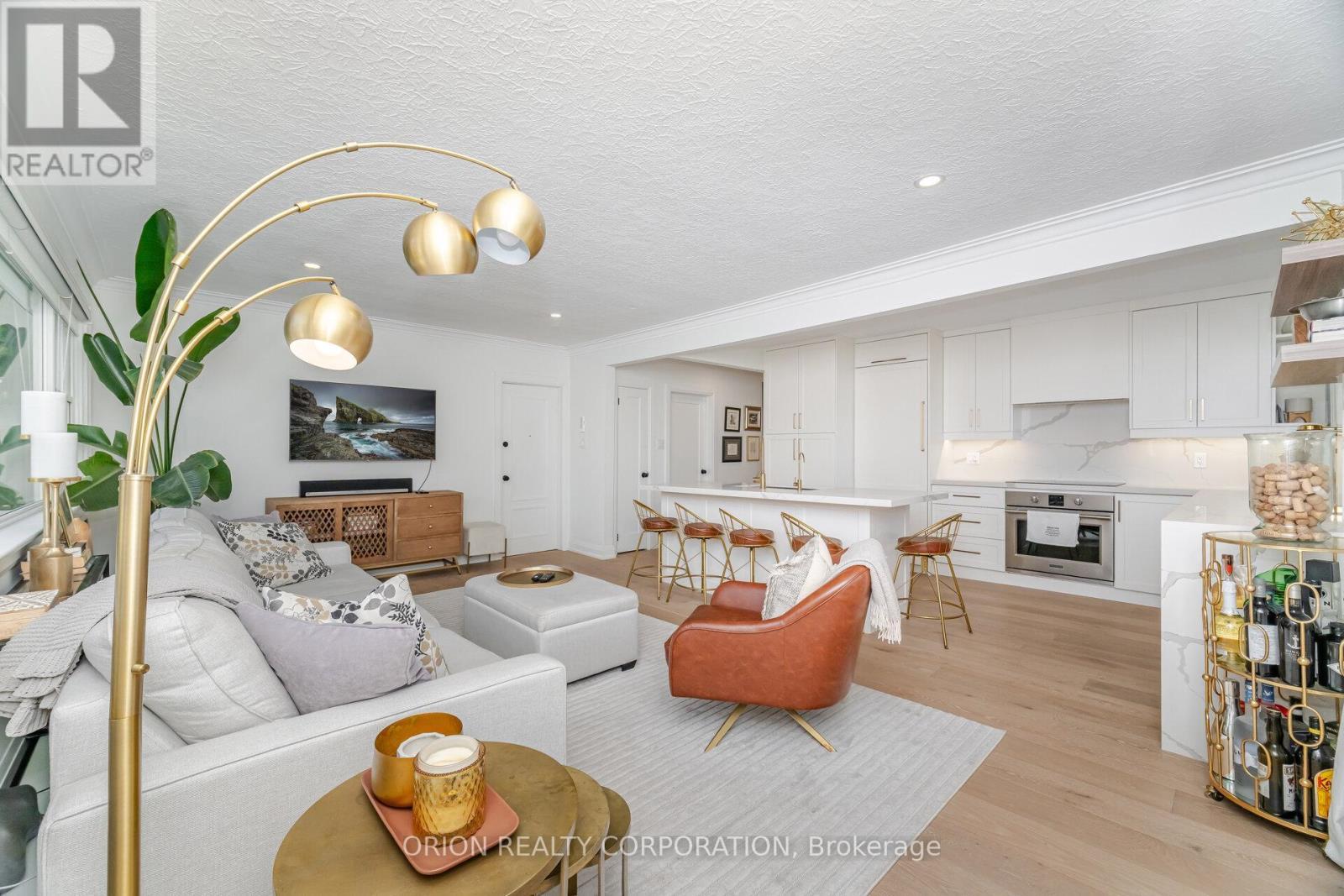 86 Park Street W, Mississauga, ON - Indoor Photo Showing Living Room