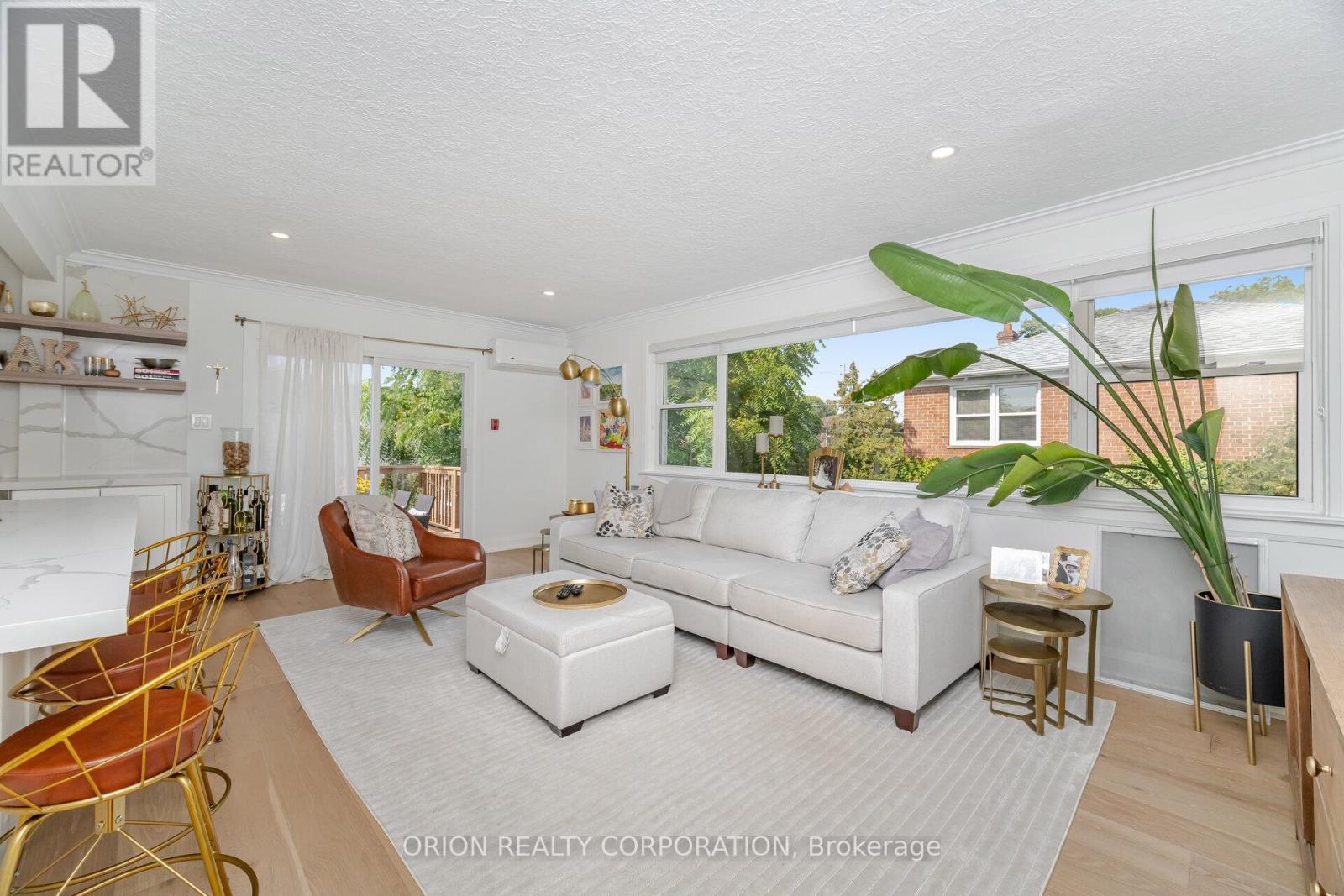86 Park Street W, Mississauga, ON - Indoor Photo Showing Living Room