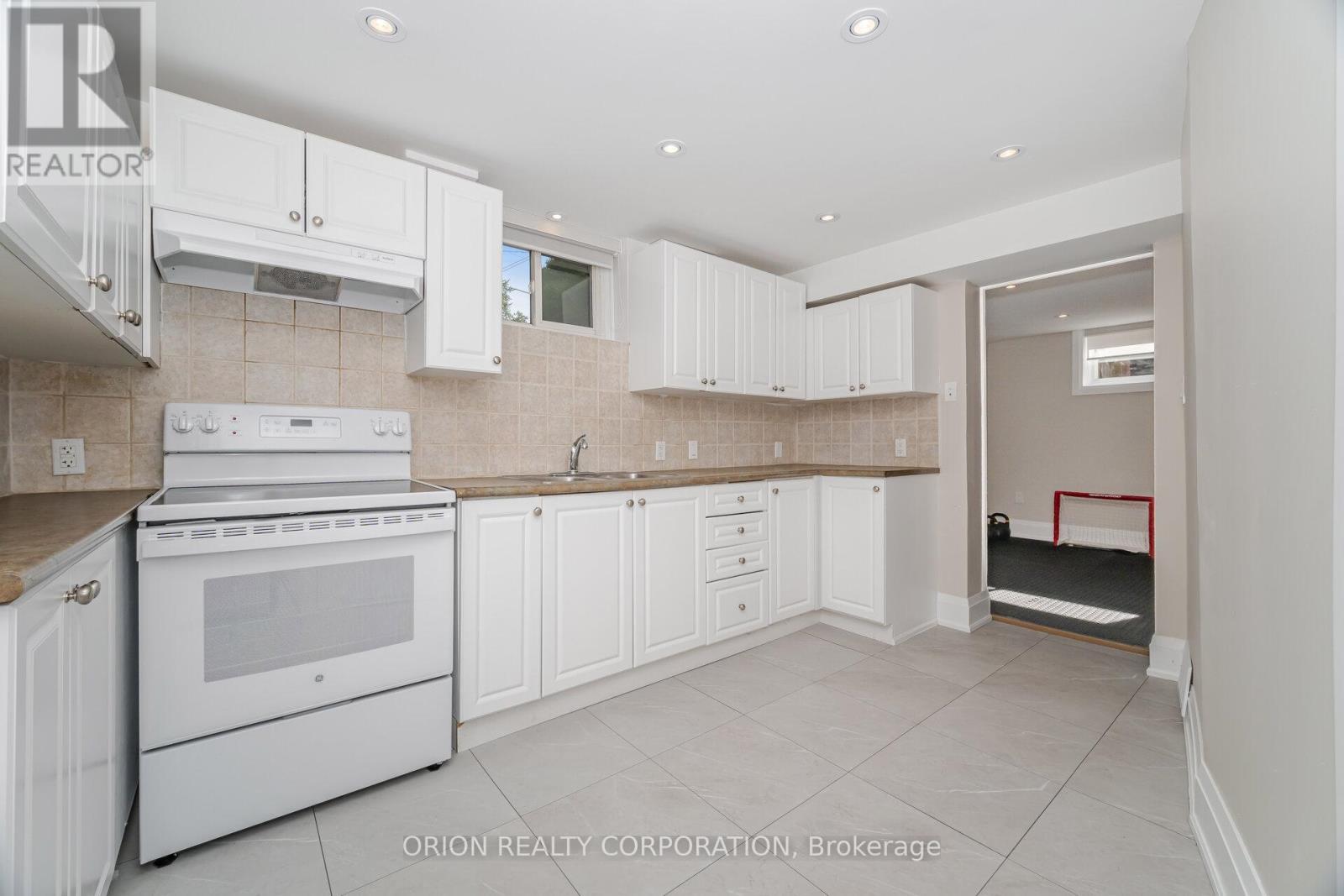86 Park Street W, Mississauga, ON - Indoor Photo Showing Kitchen
