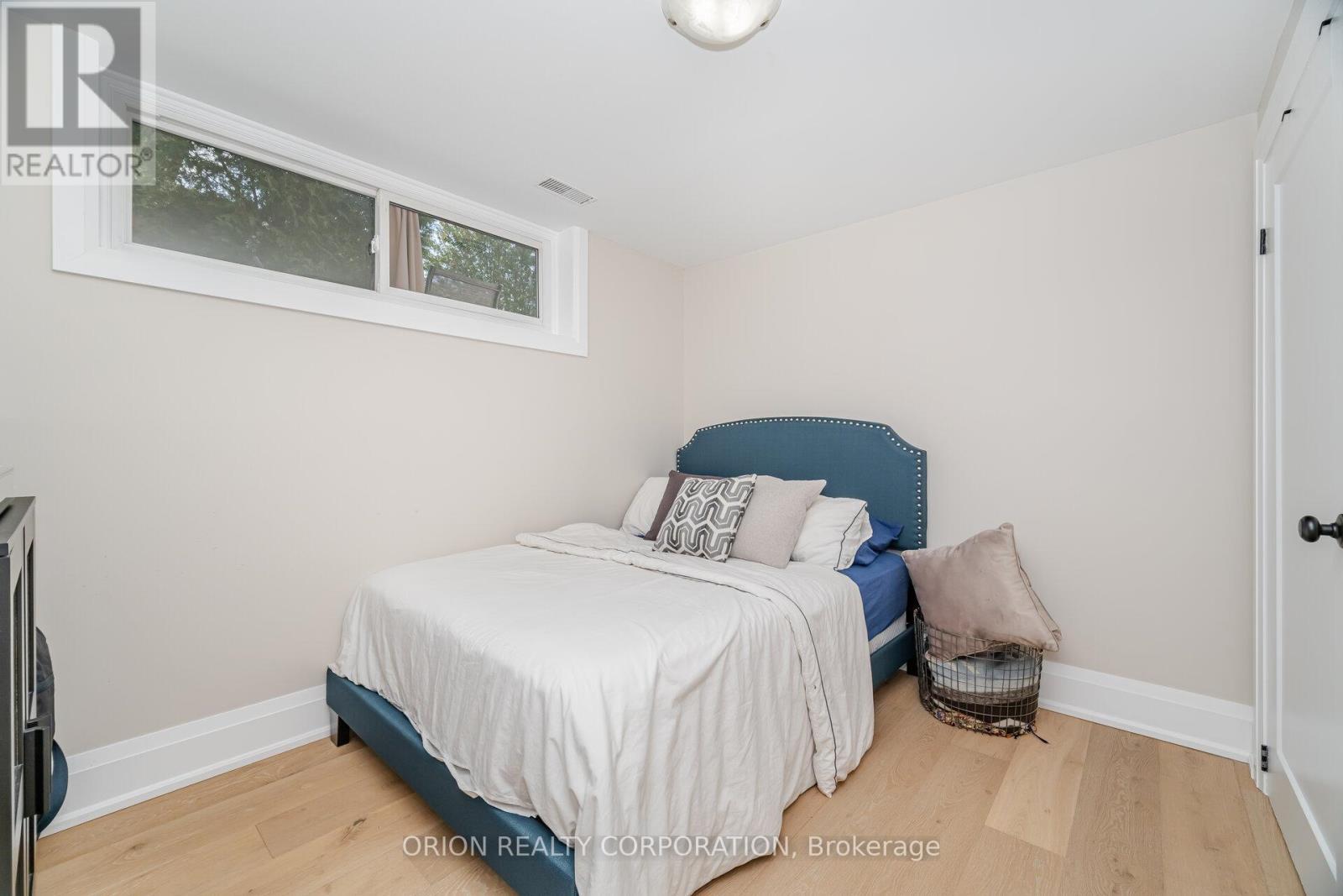 86 Park Street W, Mississauga, ON - Indoor Photo Showing Bedroom