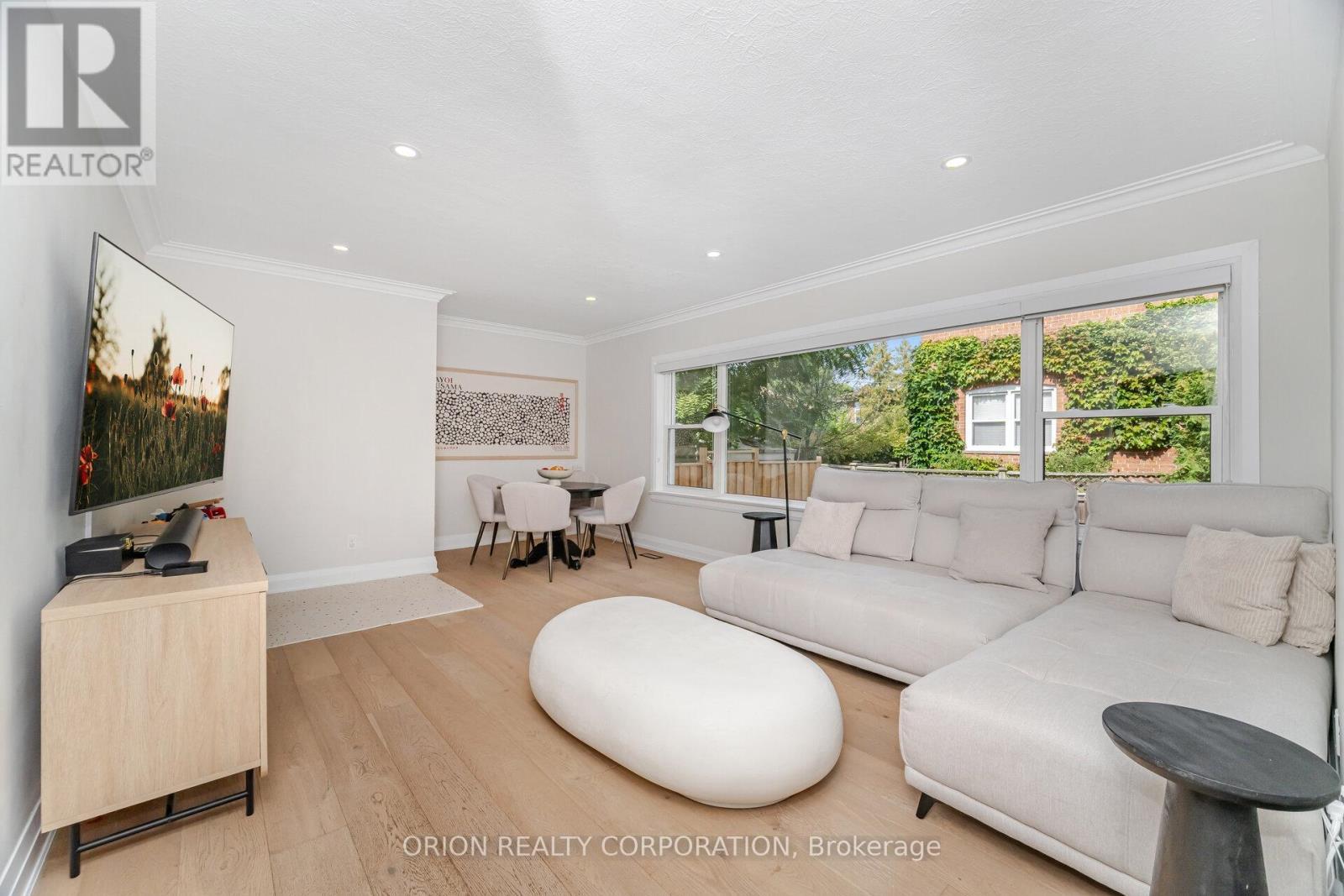 86 Park Street W, Mississauga, ON - Indoor Photo Showing Living Room