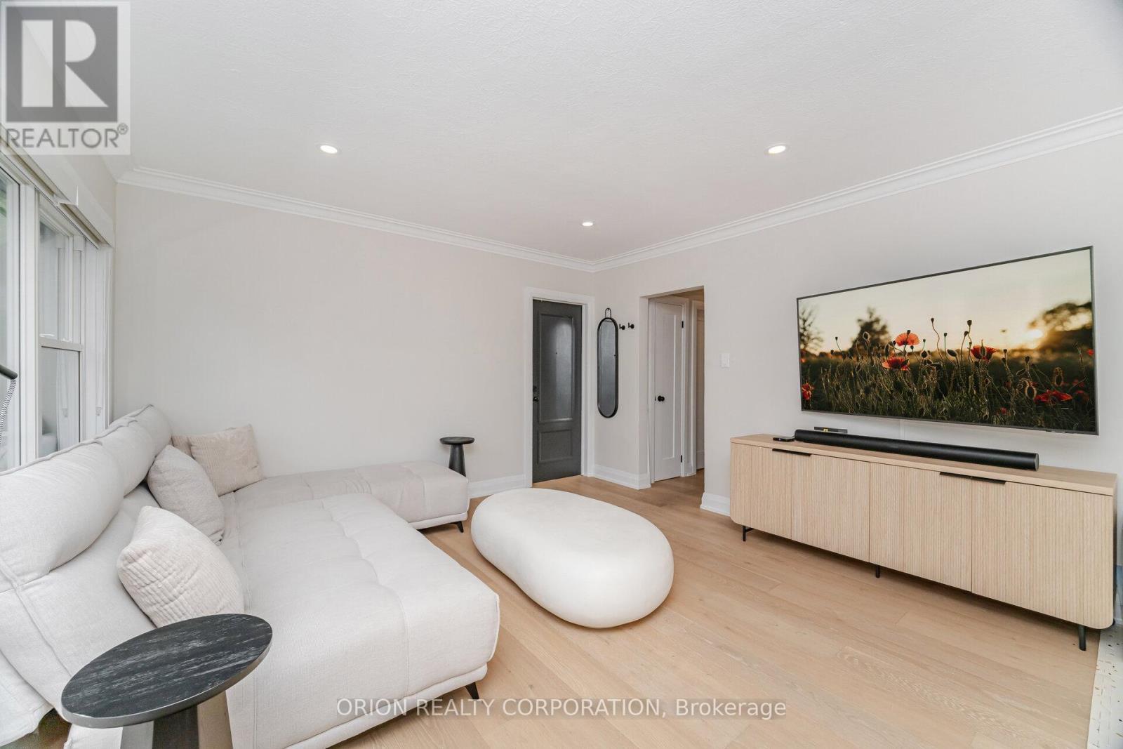 86 Park Street W, Mississauga, ON - Indoor Photo Showing Living Room