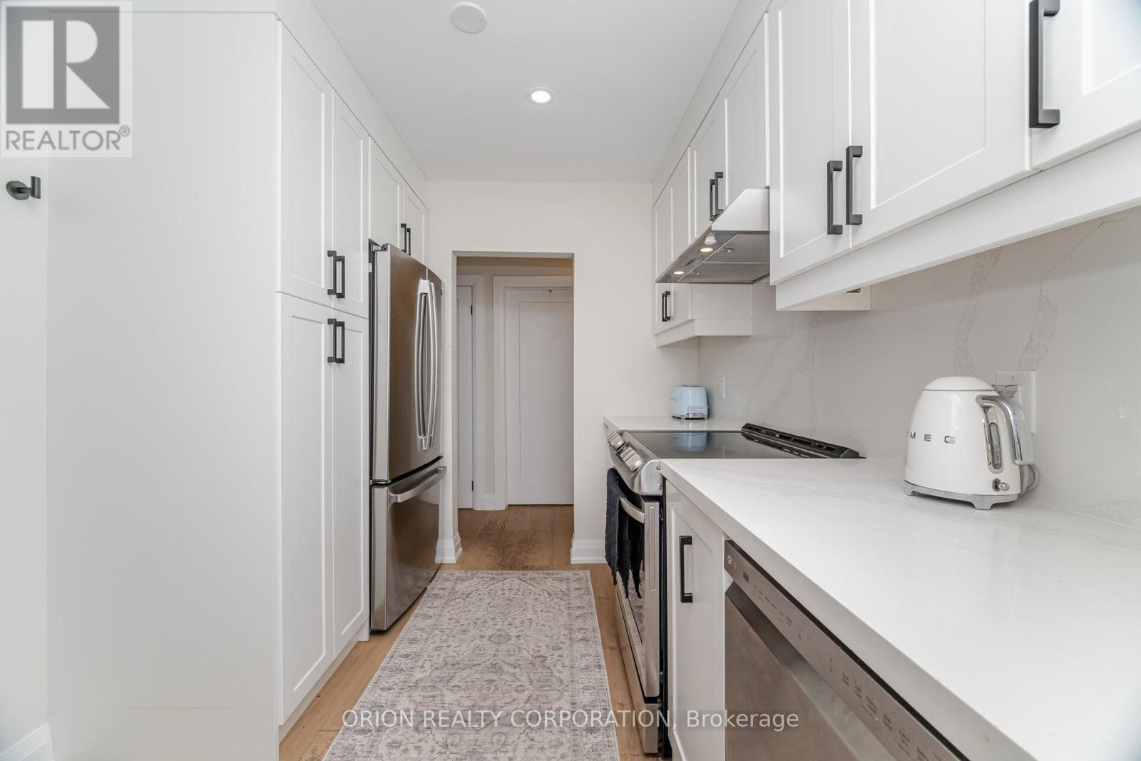 86 Park Street W, Mississauga, ON - Indoor Photo Showing Kitchen