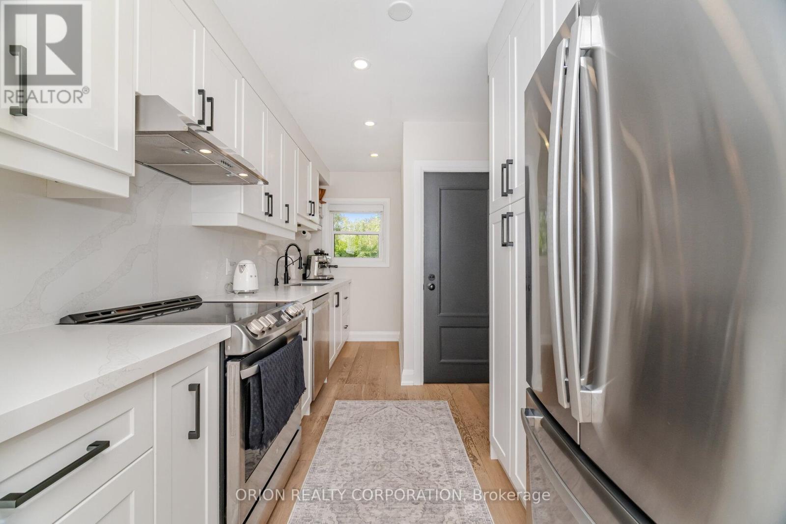 86 Park Street W, Mississauga, ON - Indoor Photo Showing Kitchen With Upgraded Kitchen