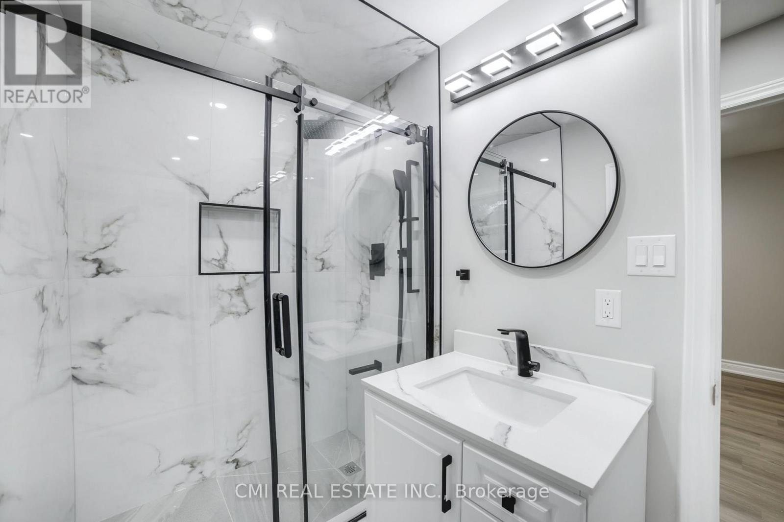 86 Adair Avenue S, Hamilton, ON - Indoor Photo Showing Bathroom