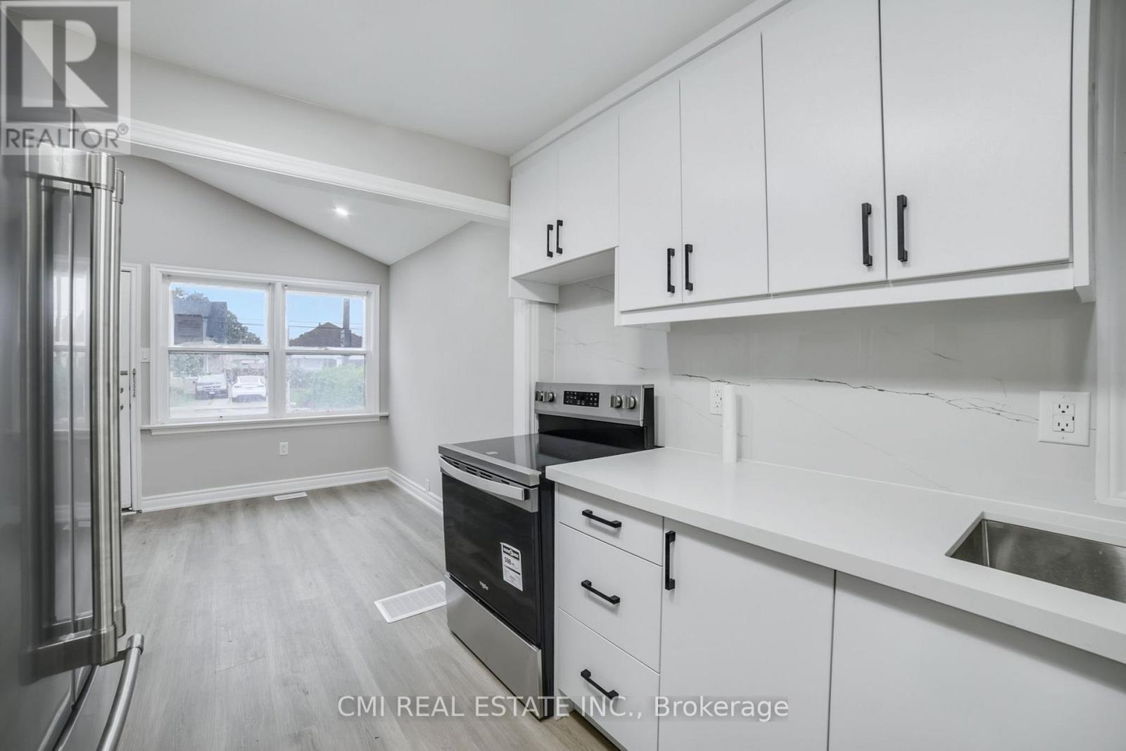 86 Adair Avenue S, Hamilton, ON - Indoor Photo Showing Kitchen