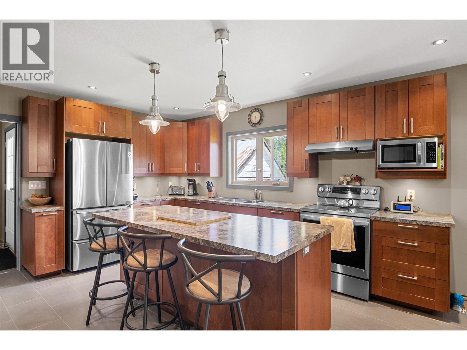 1734 Mt Begbie Road, Revelstoke, BC - Indoor Photo Showing Kitchen
