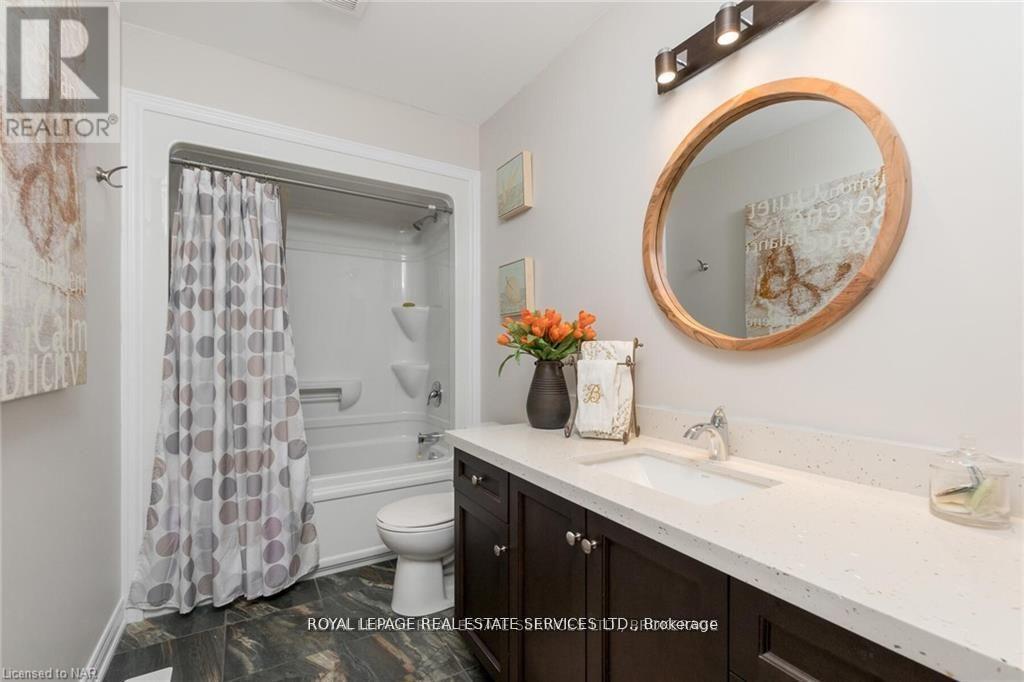 124 Shoreview Place, Hamilton, ON - Indoor Photo Showing Bathroom