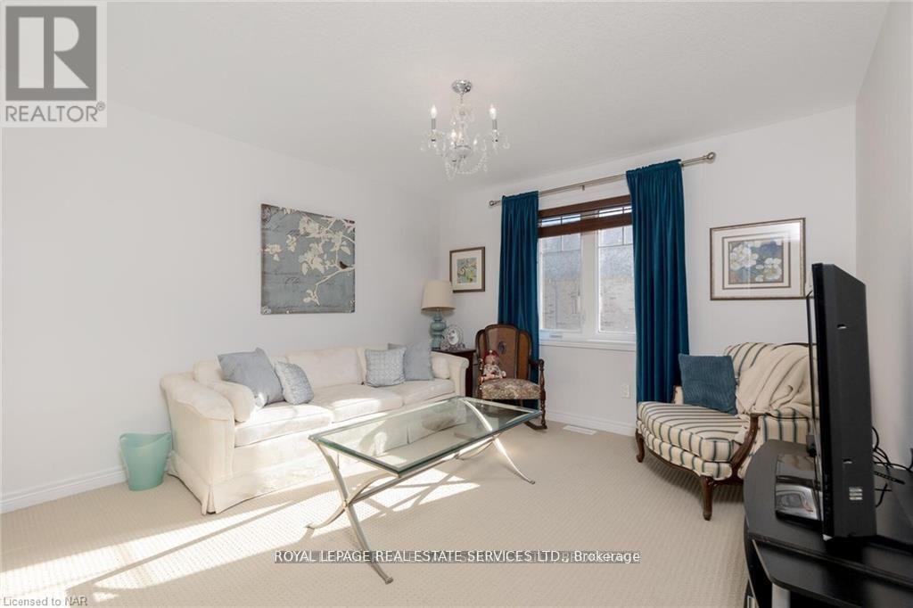 124 Shoreview Place, Hamilton, ON - Indoor Photo Showing Living Room