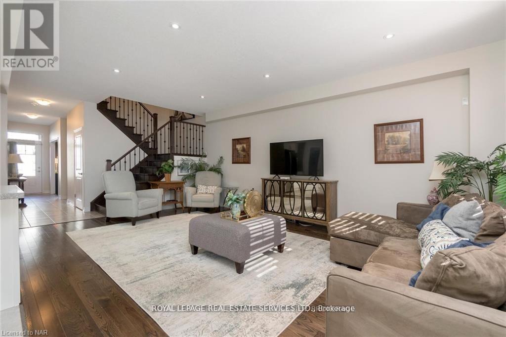 124 Shoreview Place, Hamilton, ON - Indoor Photo Showing Living Room