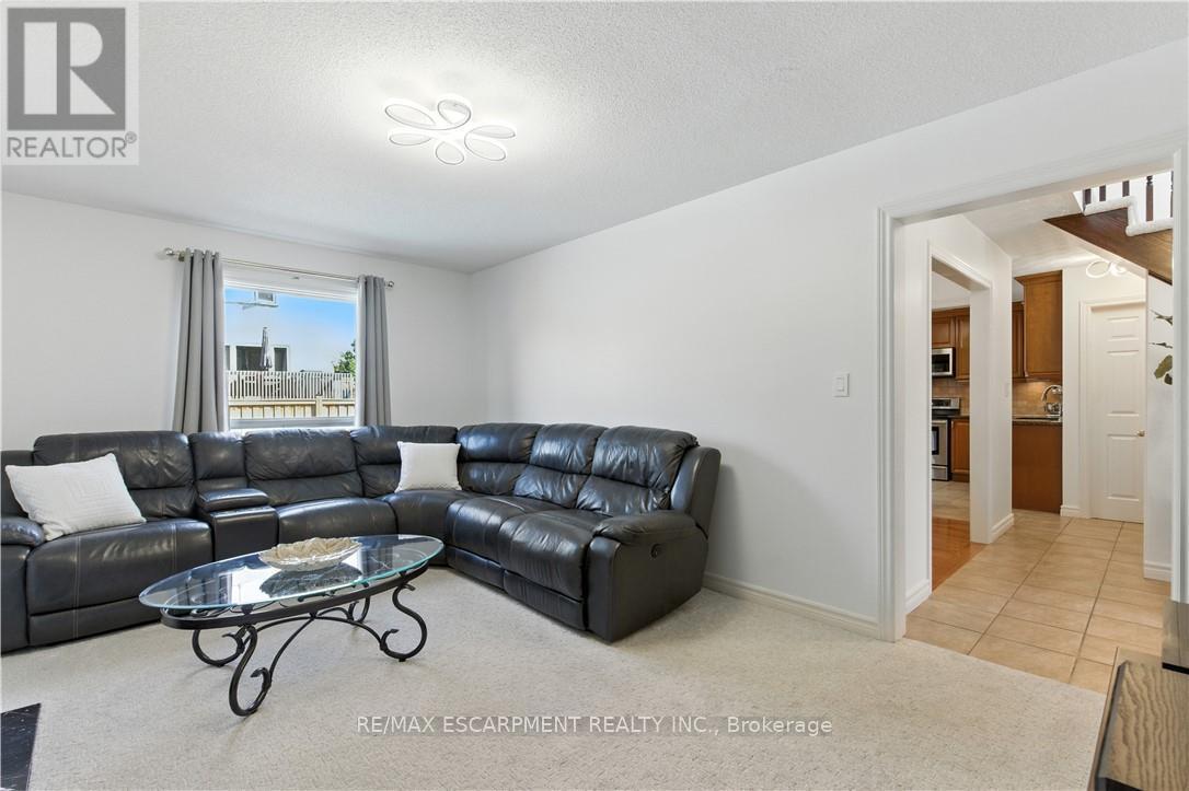 10 Shadowdale Drive, Hamilton, ON - Indoor Photo Showing Living Room