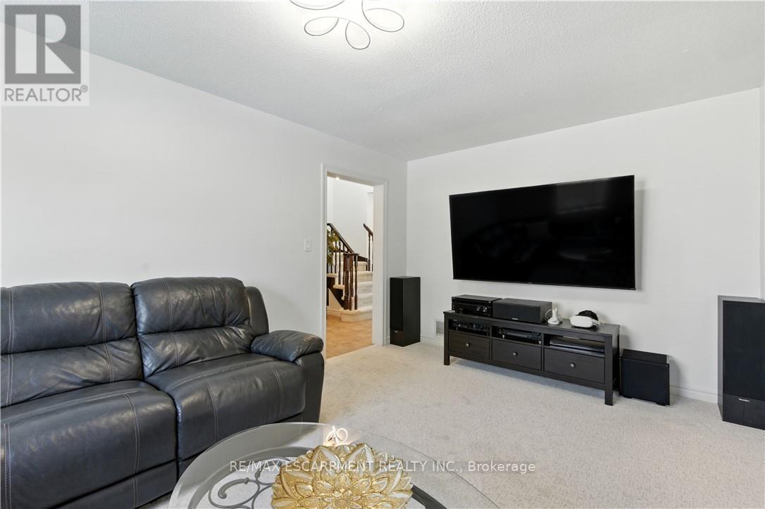10 Shadowdale Drive, Hamilton, ON - Indoor Photo Showing Living Room