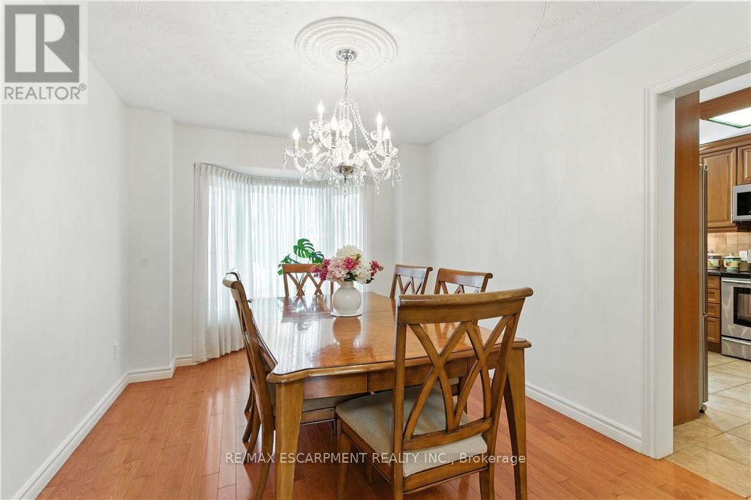 10 Shadowdale Drive, Hamilton, ON - Indoor Photo Showing Dining Room