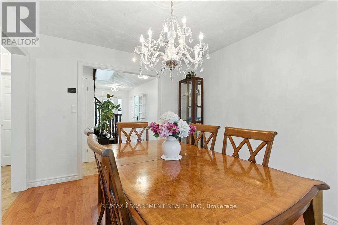 10 Shadowdale Drive, Hamilton, ON - Indoor Photo Showing Dining Room