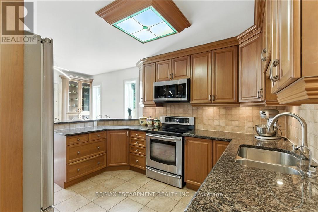 10 Shadowdale Drive, Hamilton, ON - Indoor Photo Showing Kitchen With Double Sink