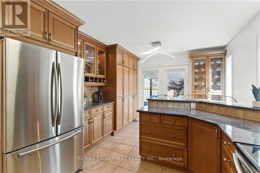 10 Shadowdale Drive, Hamilton, ON - Indoor Photo Showing Kitchen