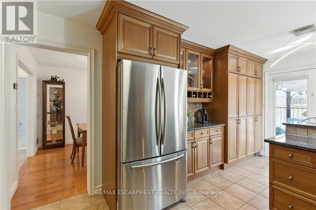 10 Shadowdale Drive, Hamilton, ON - Indoor Photo Showing Kitchen