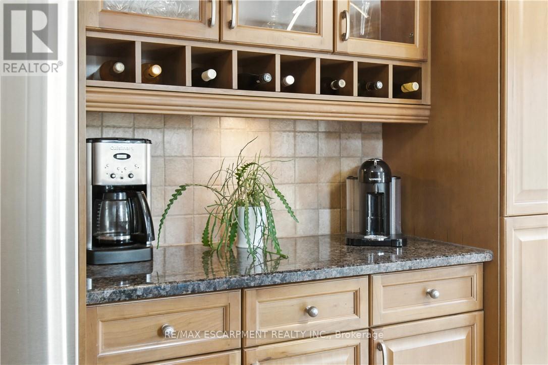 10 Shadowdale Drive, Hamilton, ON - Indoor Photo Showing Kitchen