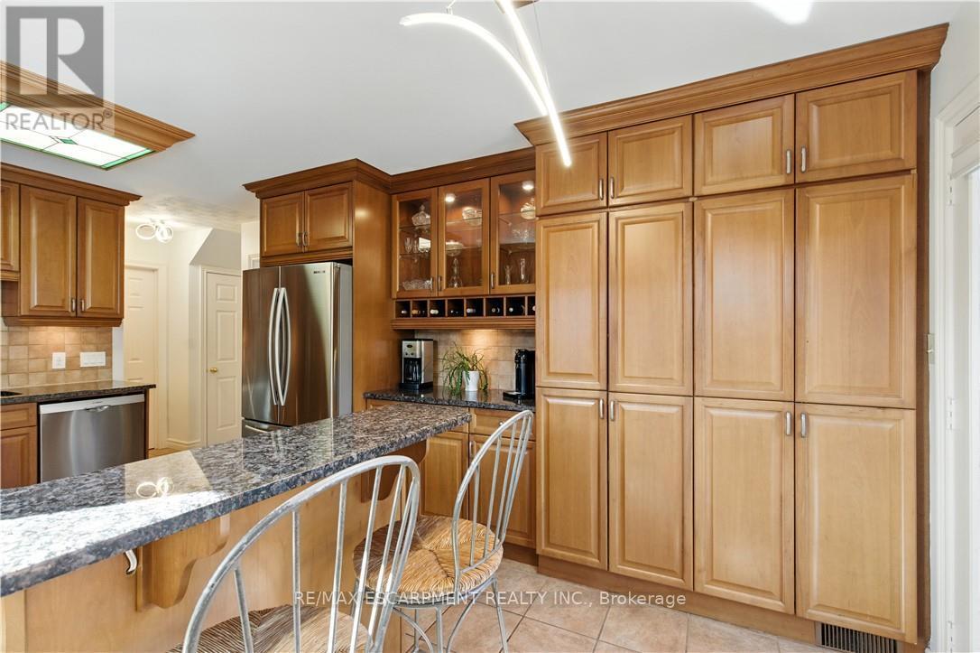 10 Shadowdale Drive, Hamilton, ON - Indoor Photo Showing Kitchen