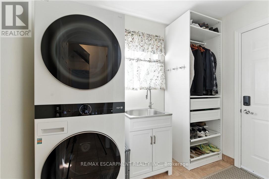 10 Shadowdale Drive, Hamilton, ON - Indoor Photo Showing Laundry Room