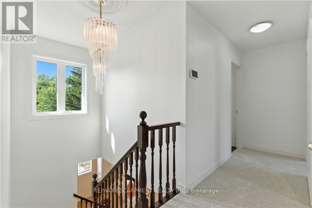 10 Shadowdale Drive, Hamilton, ON - Indoor Photo Showing Other Room