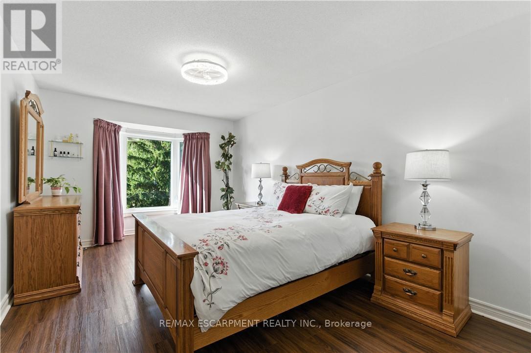 10 Shadowdale Drive, Hamilton, ON - Indoor Photo Showing Bedroom
