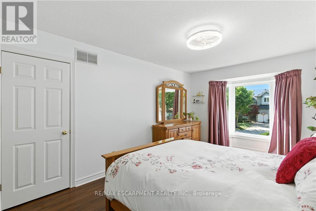 10 Shadowdale Drive, Hamilton, ON - Indoor Photo Showing Bedroom