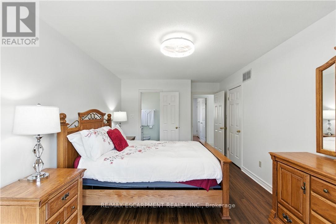 10 Shadowdale Drive, Hamilton, ON - Indoor Photo Showing Bedroom