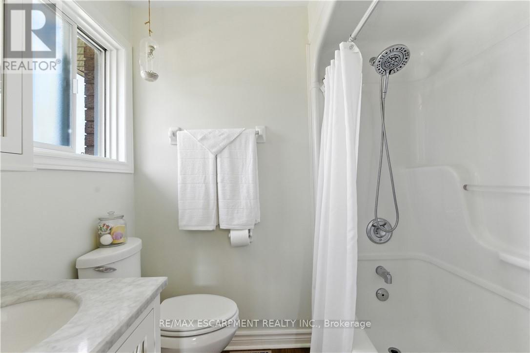 10 Shadowdale Drive, Hamilton, ON - Indoor Photo Showing Bathroom