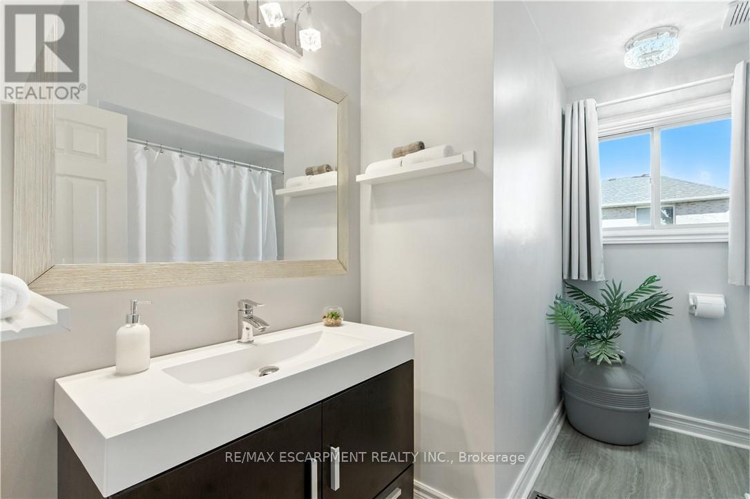 10 Shadowdale Drive, Hamilton, ON - Indoor Photo Showing Bathroom