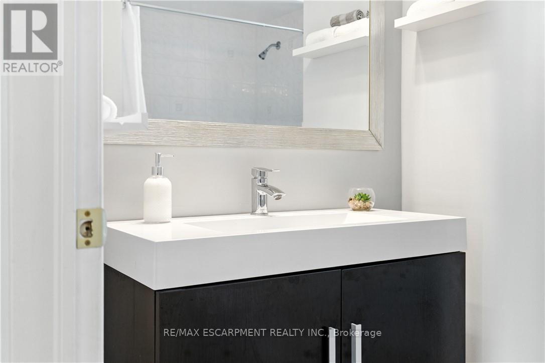 10 Shadowdale Drive, Hamilton, ON - Indoor Photo Showing Bathroom