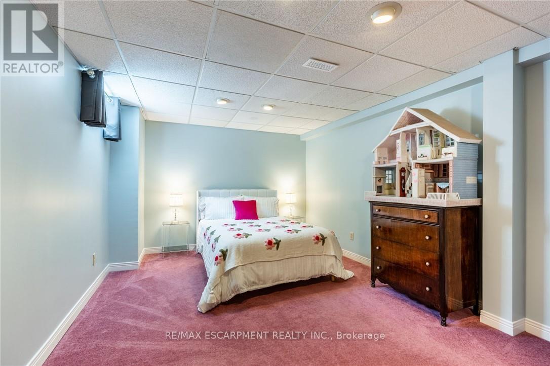 10 Shadowdale Drive, Hamilton, ON - Indoor Photo Showing Bedroom