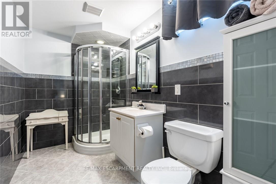 10 Shadowdale Drive, Hamilton, ON - Indoor Photo Showing Bathroom