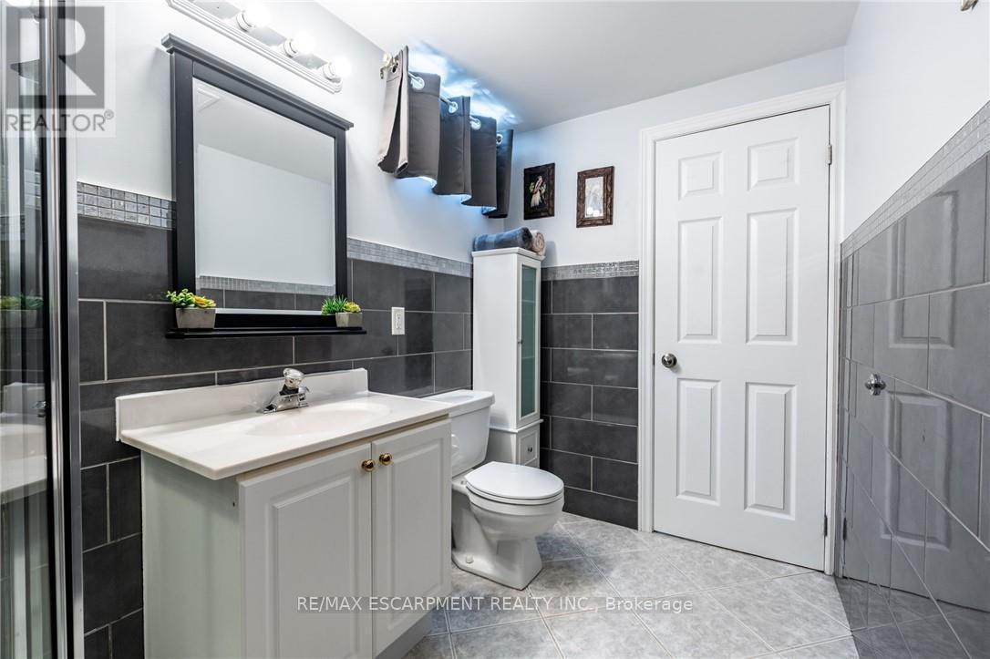 10 Shadowdale Drive, Hamilton, ON - Indoor Photo Showing Bathroom