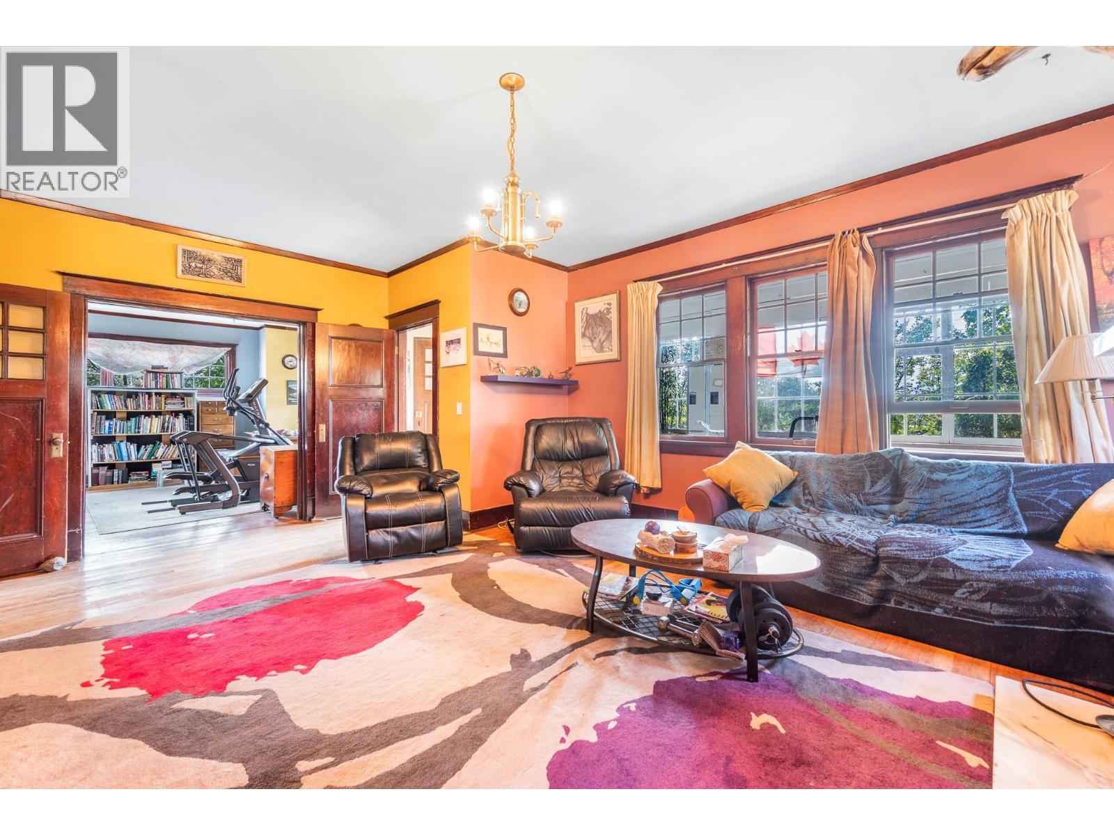 975 25 Avenue, Vernon, BC - Indoor Photo Showing Living Room
