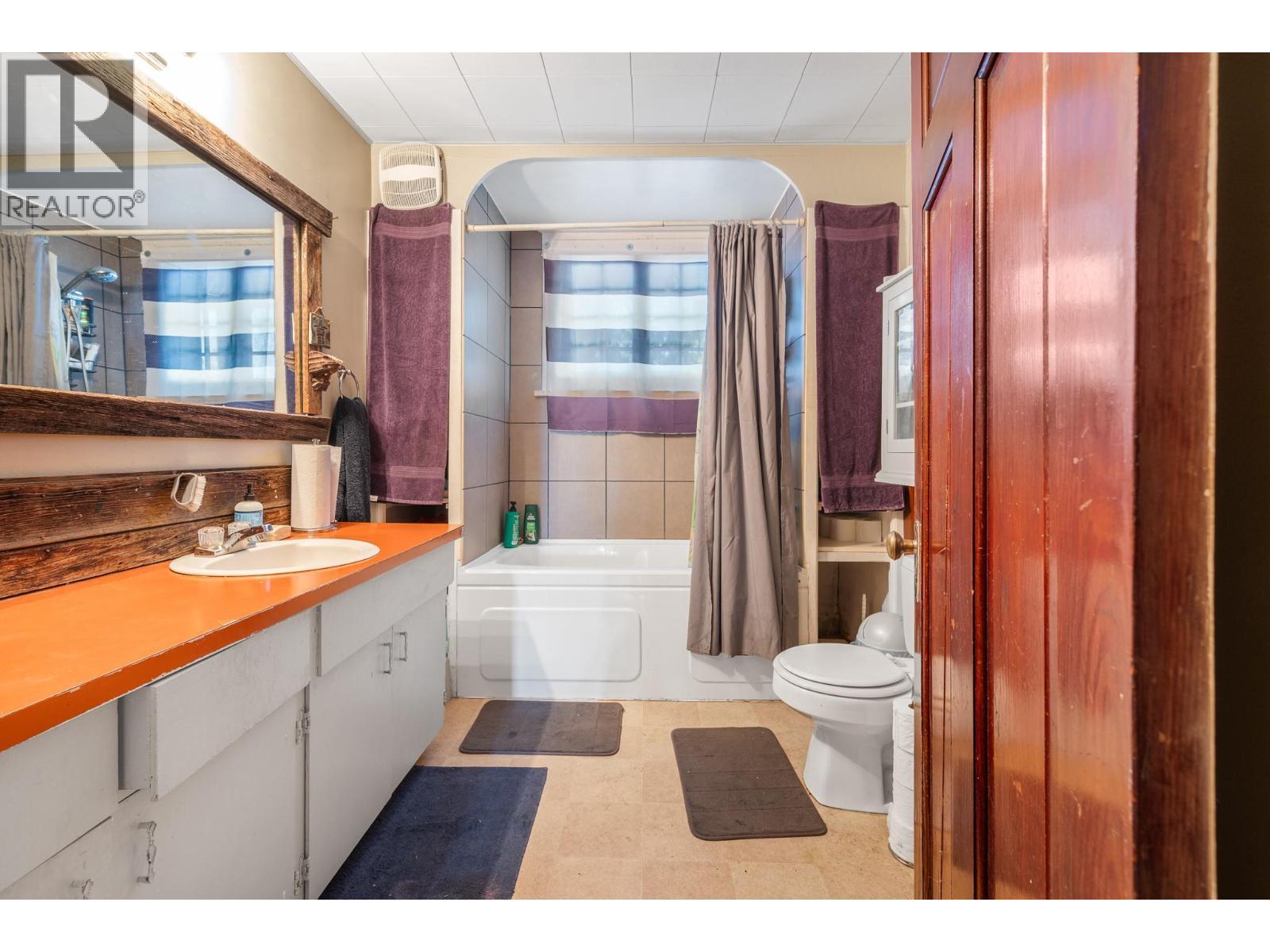 975 25 Avenue, Vernon, BC - Indoor Photo Showing Bathroom