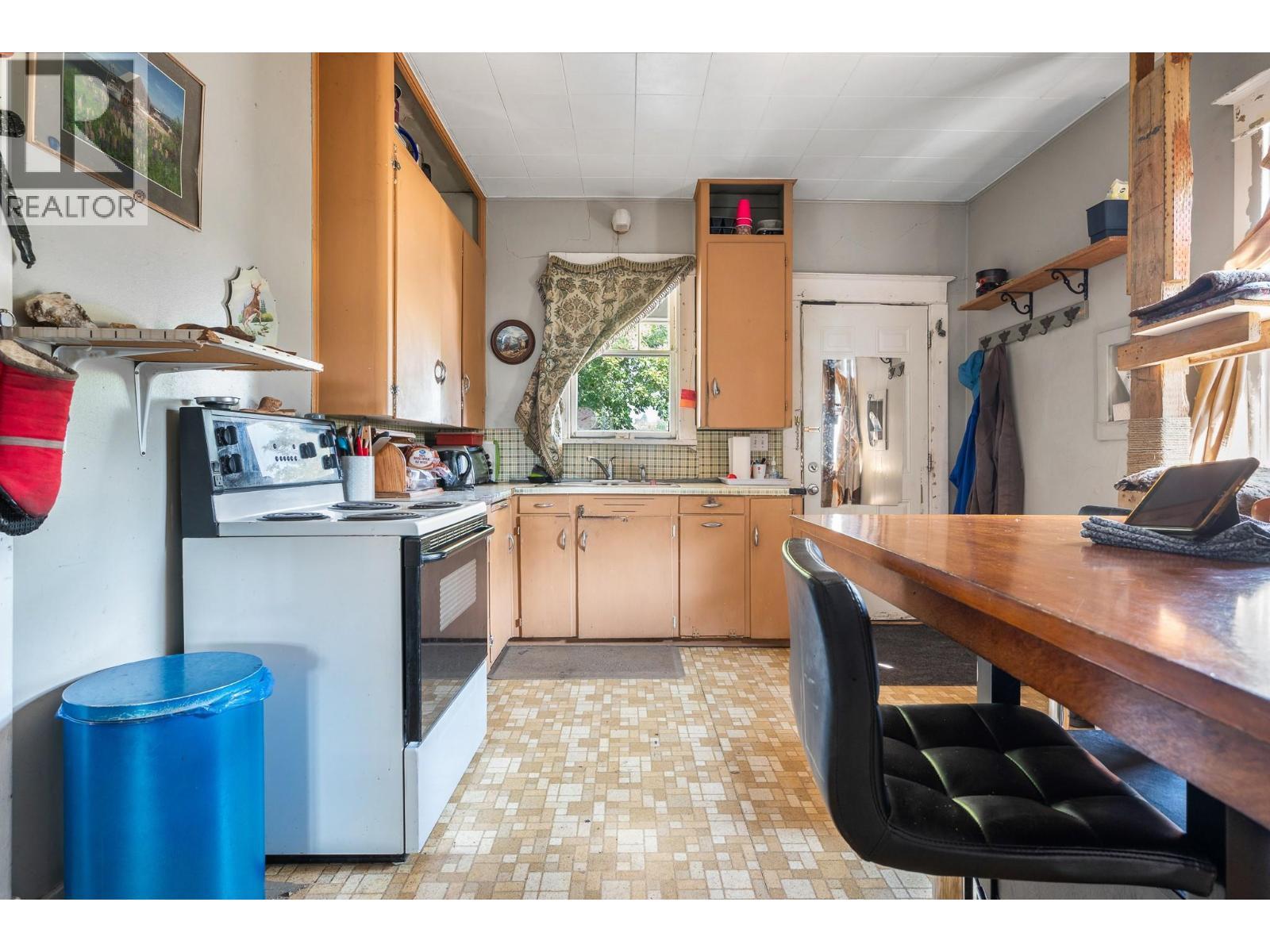 975 25 Avenue, Vernon, BC - Indoor Photo Showing Kitchen