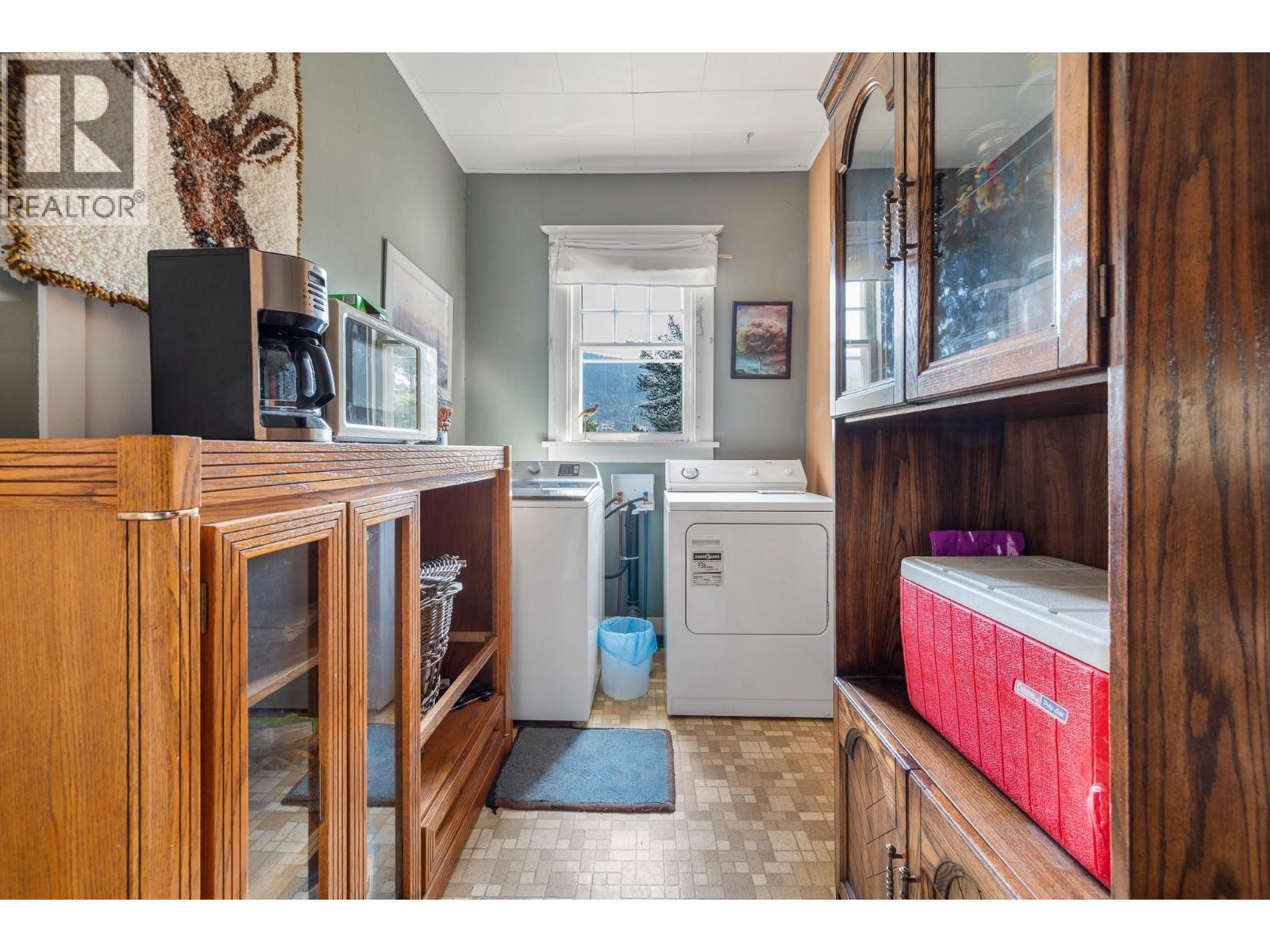975 25 Avenue, Vernon, BC - Indoor Photo Showing Laundry Room