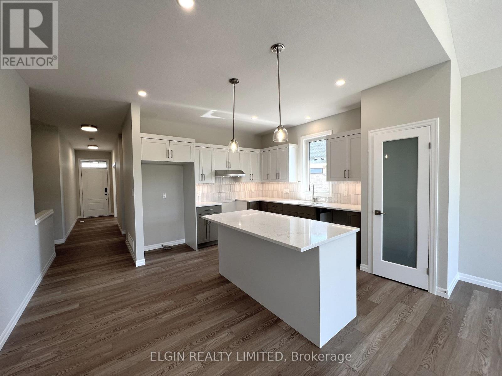7 Columbus Court, Central Elgin, ON - Indoor Photo Showing Kitchen With Upgraded Kitchen
