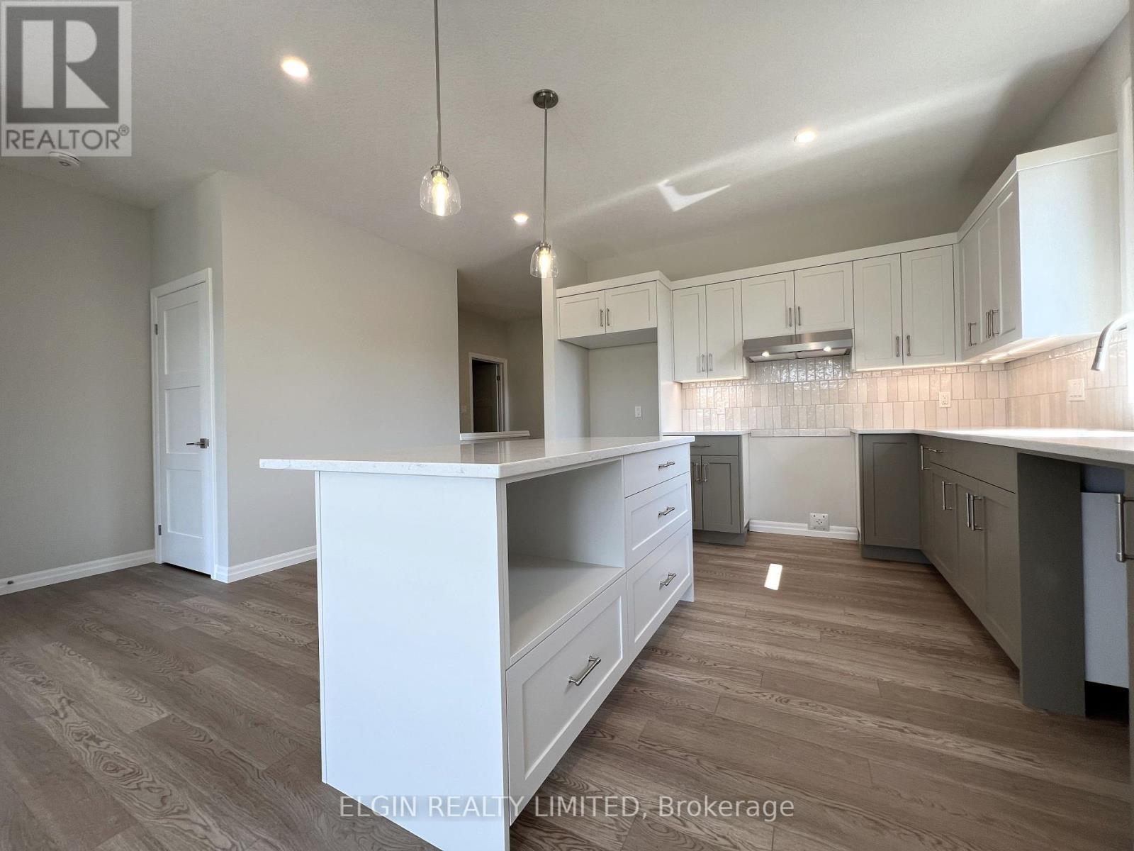 7 Columbus Court, Central Elgin, ON - Indoor Photo Showing Kitchen With Upgraded Kitchen
