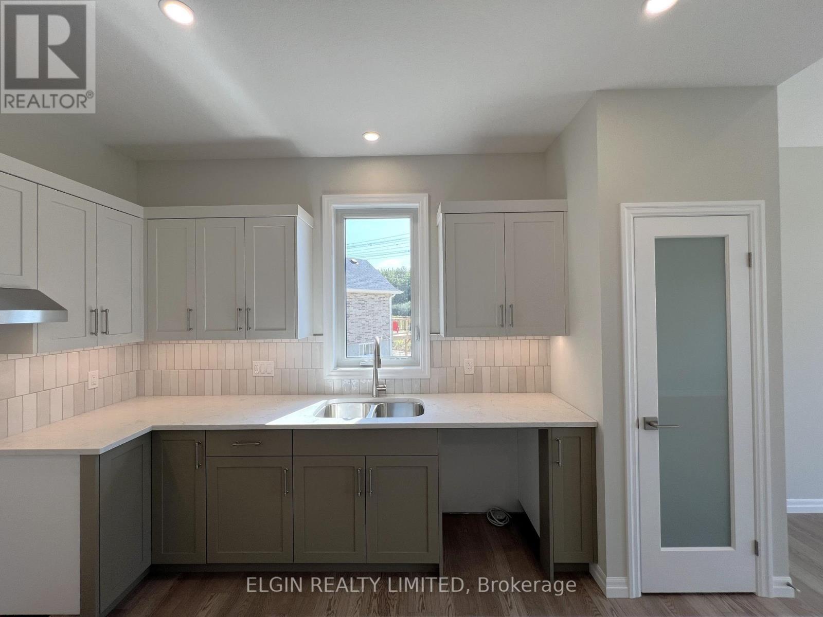 7 Columbus Court, Central Elgin, ON - Indoor Photo Showing Kitchen With Double Sink