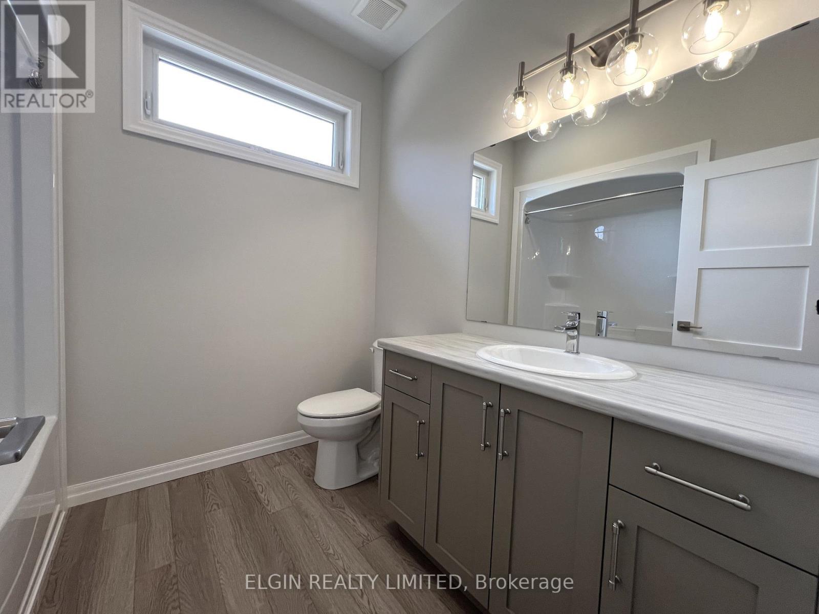 7 Columbus Court, Central Elgin, ON - Indoor Photo Showing Bathroom