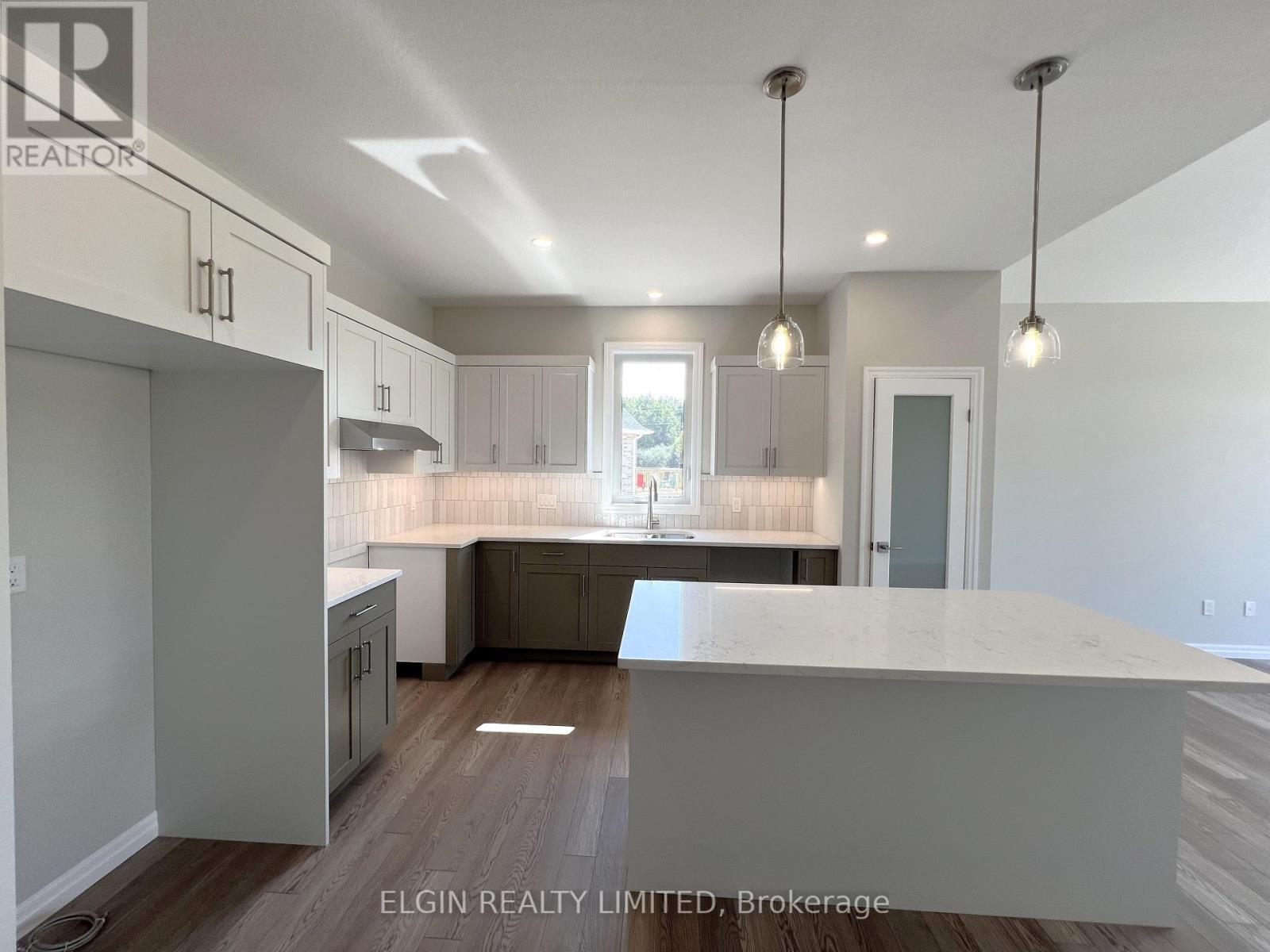 7 Columbus Court, Central Elgin, ON - Indoor Photo Showing Kitchen With Upgraded Kitchen