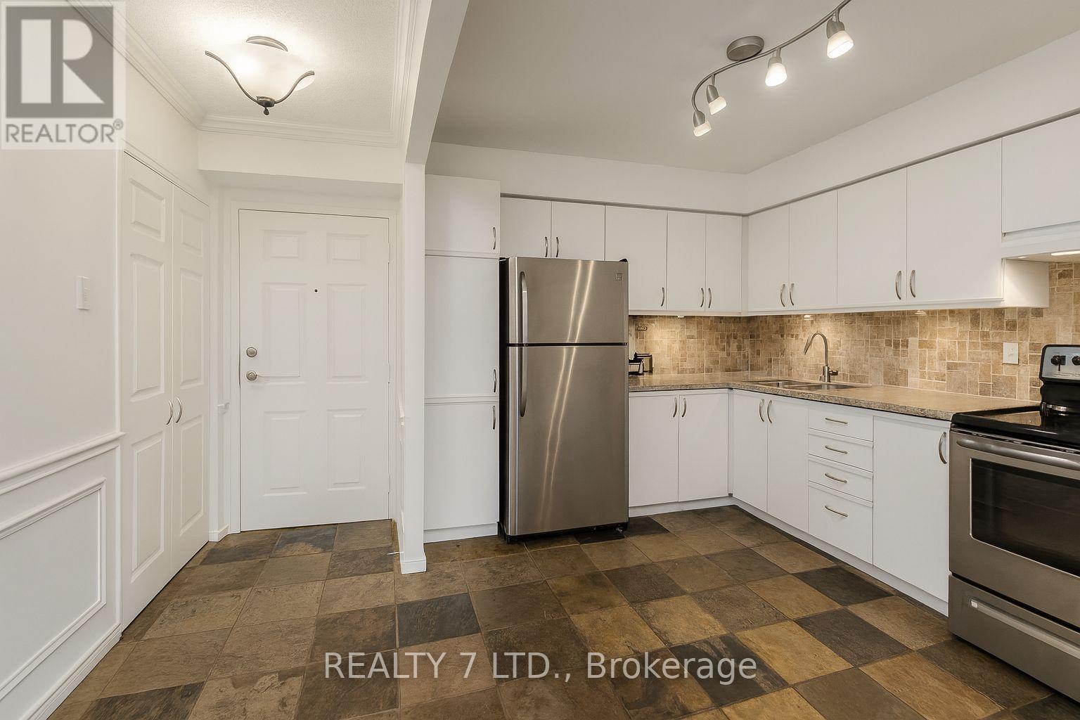 412 - 1270 Maple Crossing Boulevard, Burlington, ON - Indoor Photo Showing Kitchen