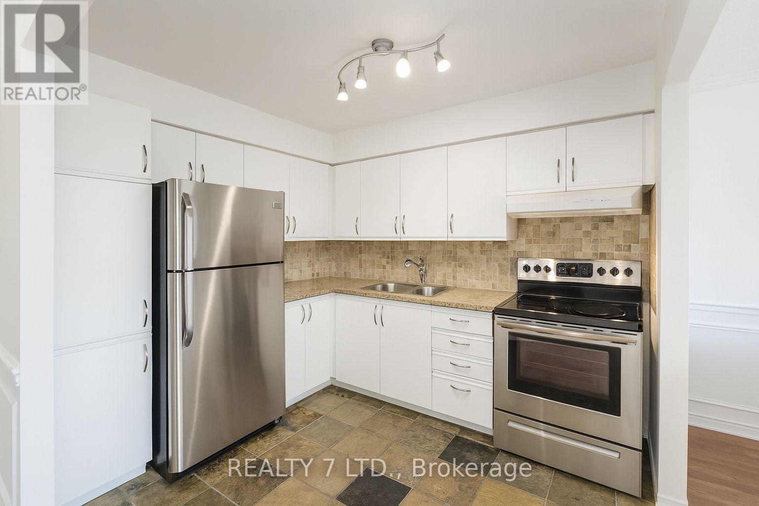 412 - 1270 Maple Crossing Boulevard, Burlington, ON - Indoor Photo Showing Kitchen With Double Sink