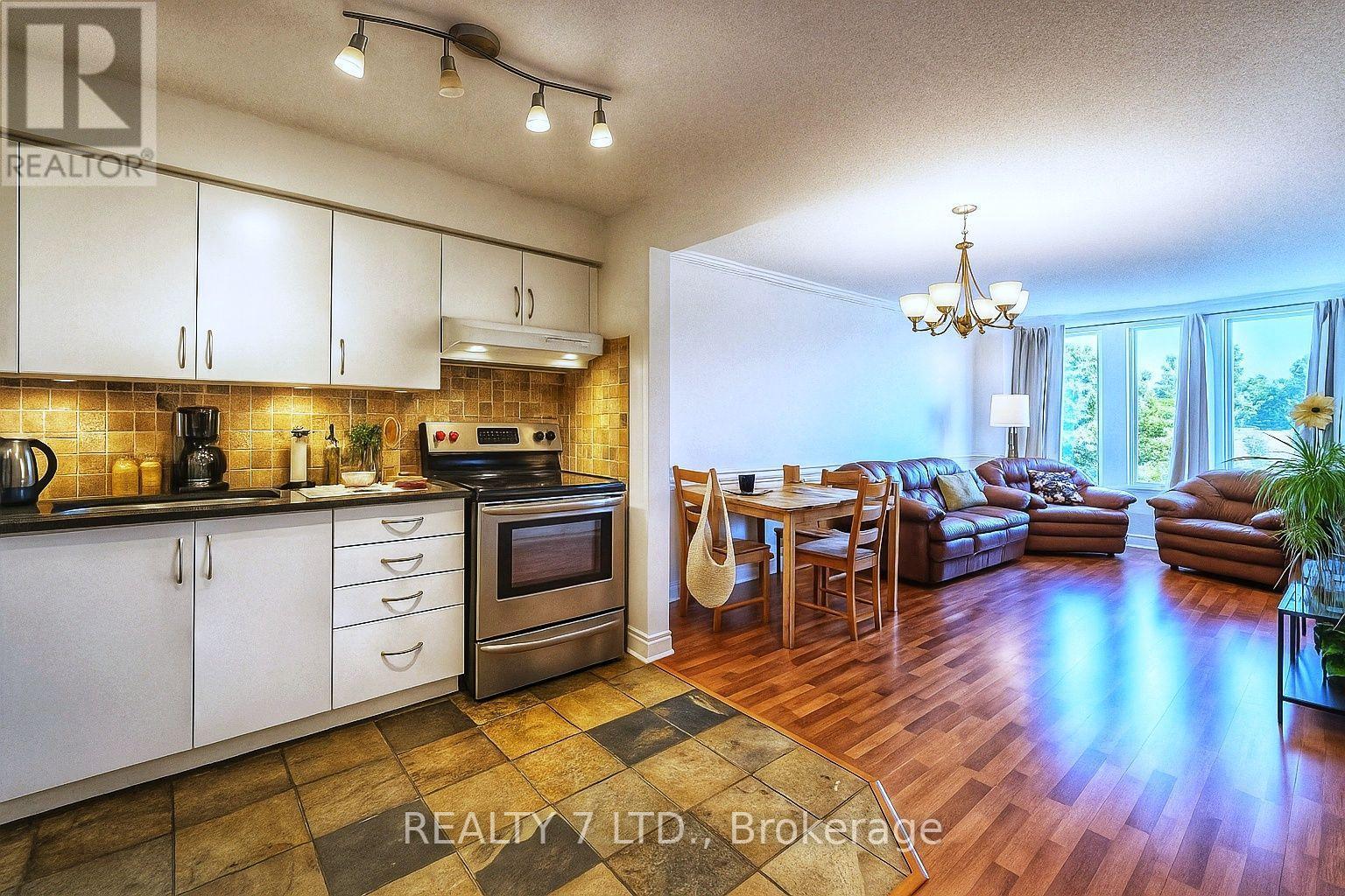 412 - 1270 Maple Crossing Boulevard, Burlington, ON - Indoor Photo Showing Kitchen