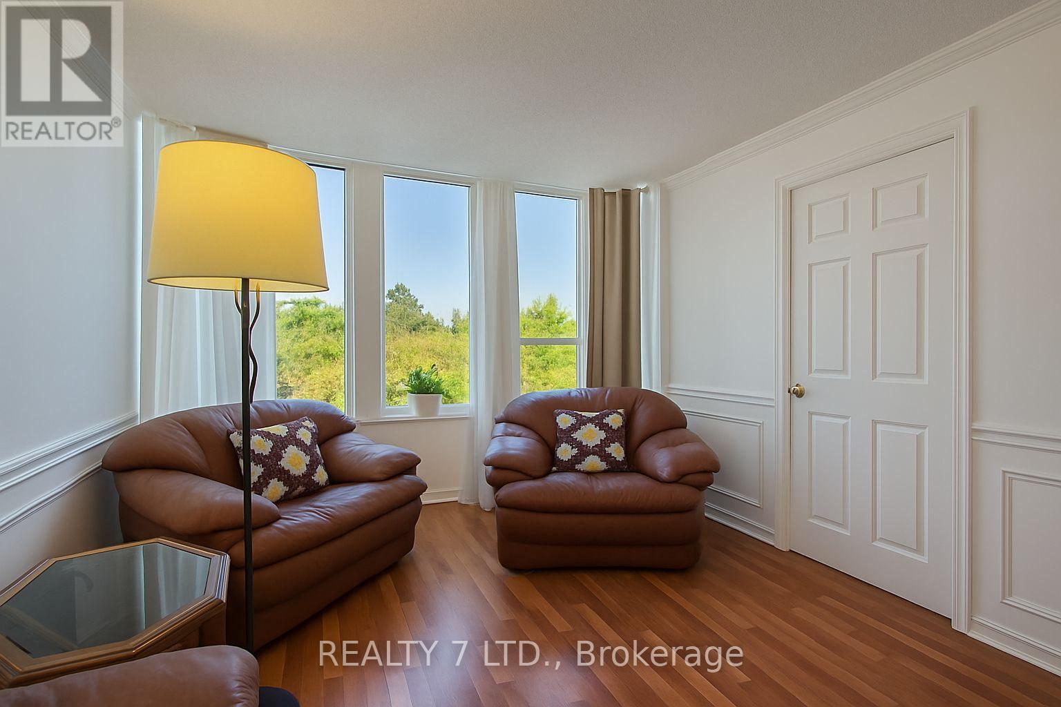 412 - 1270 Maple Crossing Boulevard, Burlington, ON - Indoor Photo Showing Living Room